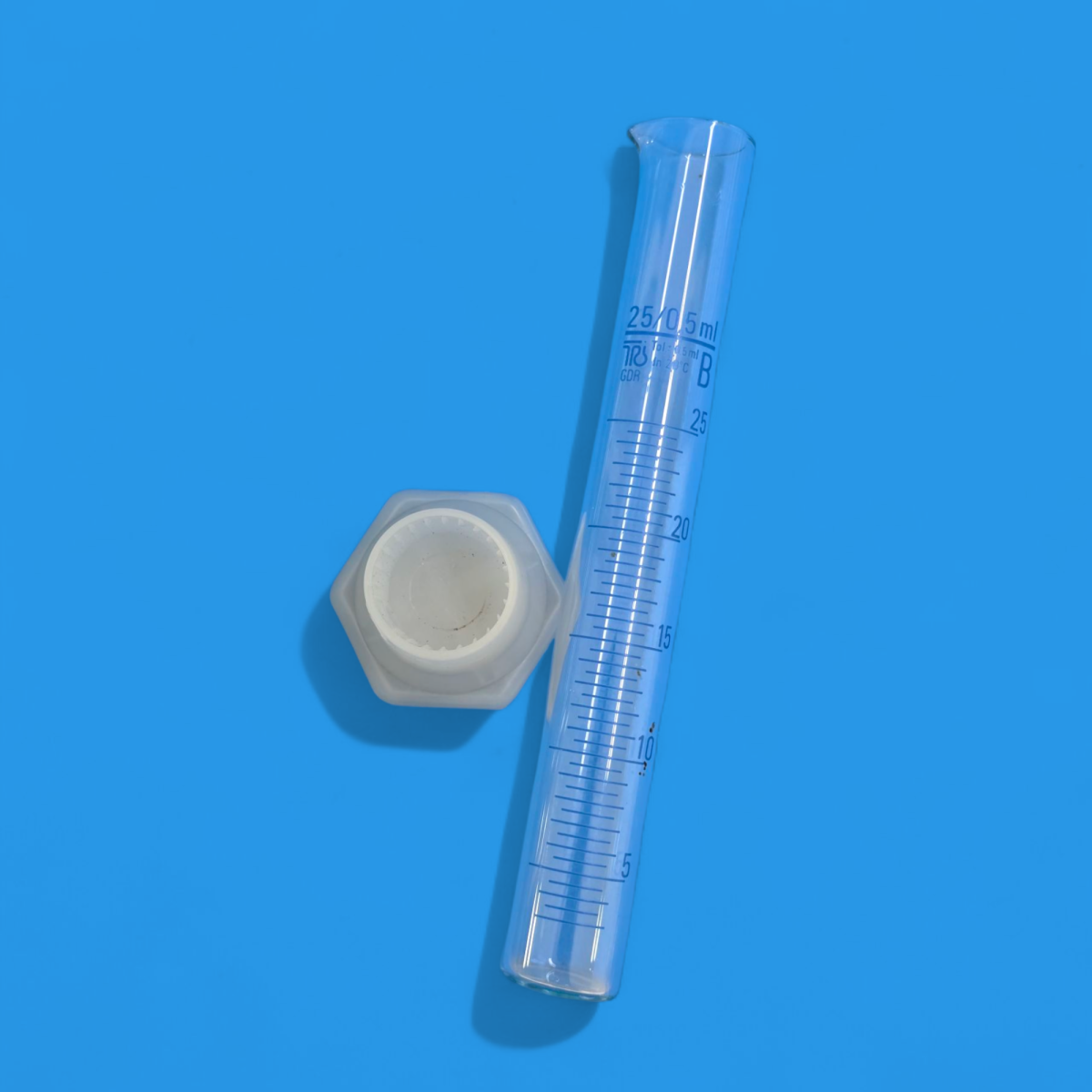 Eprouvette graduée 25ml Classe A Pied Plastique – Image 2